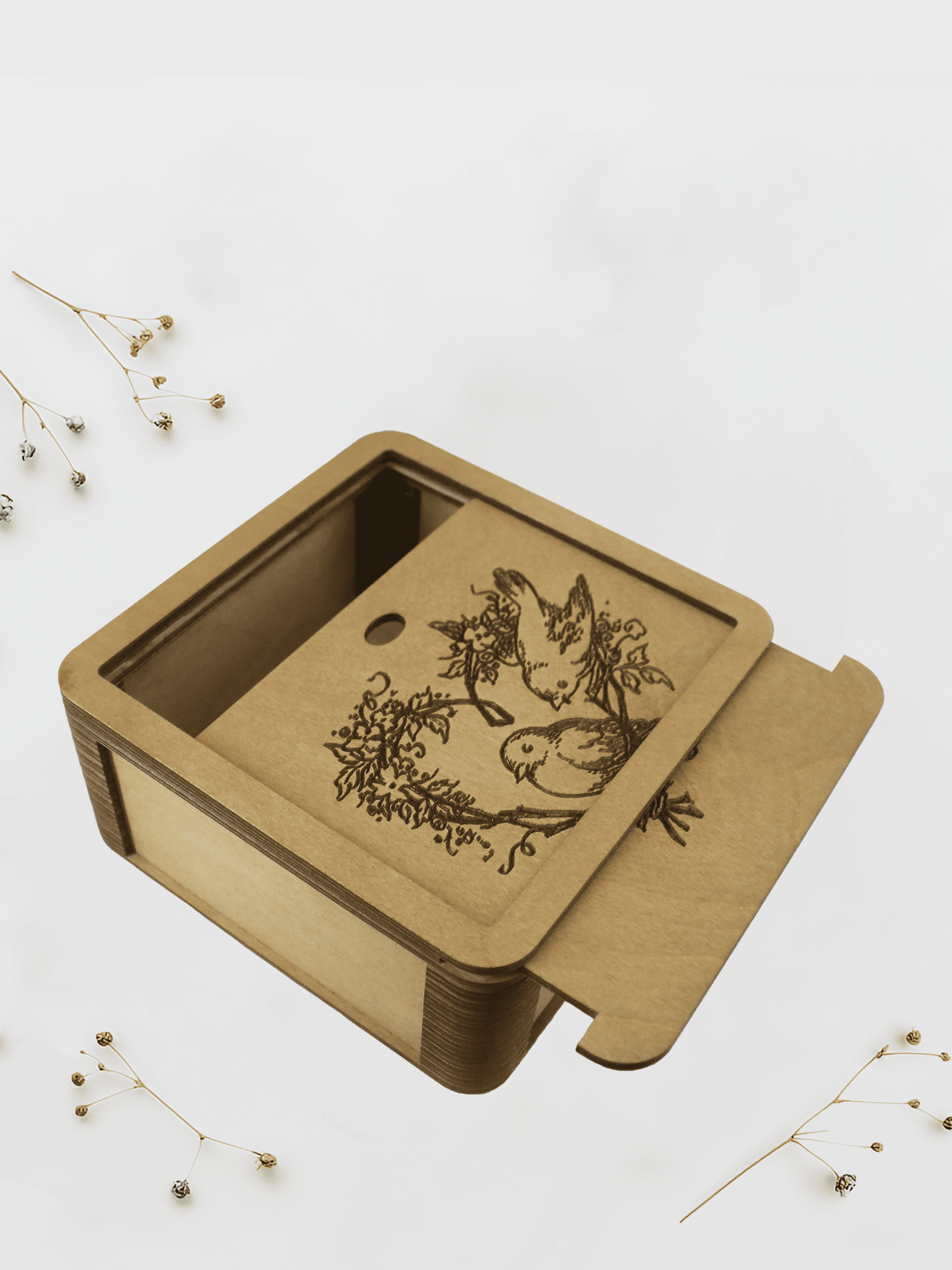 Партия деревянных коробок из фанеры на производстве